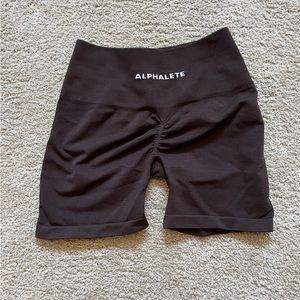 Alphalete AMPLIFY SHORT 4.5"
Women's Seamless Scrunch Short Brown size S.